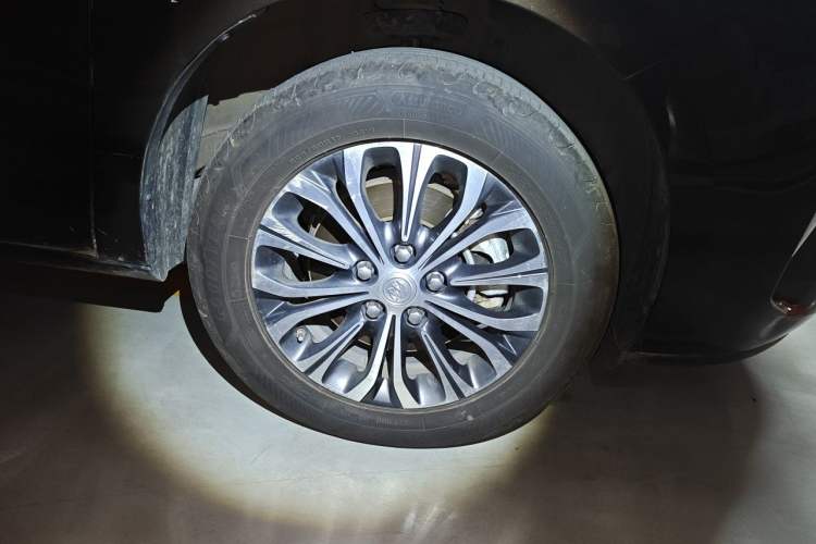 Used Buick GL8 2021 Land Cruiser Executive Class 652T Comfort Model Right Front Wheel Hub