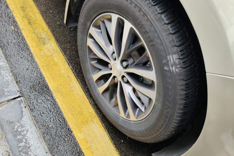 Used Buick GL8 2021 ES Landtrek 653T Comfort Edition Right Front Wheel Hub