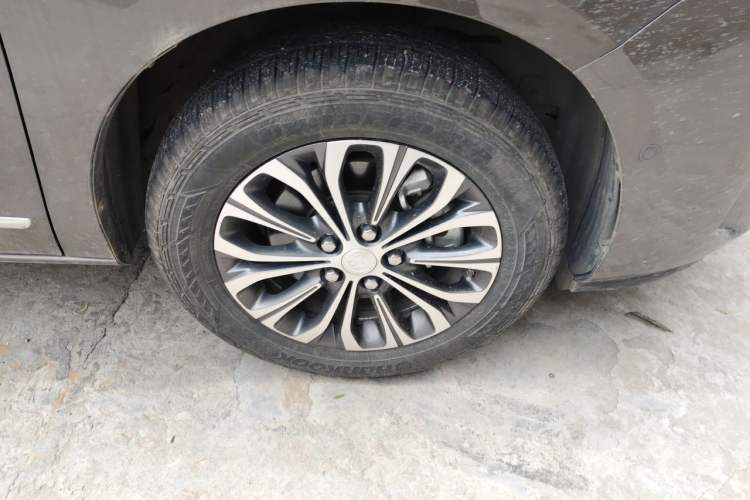 Used Buick GL8 2021 Land Cruiser Executive 652T Premium Model Right Front Wheel Hub