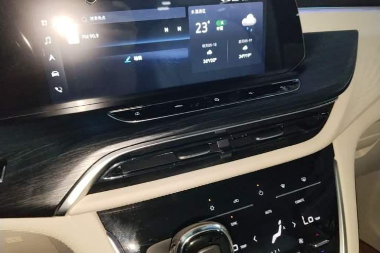 Used Buick GL8 2021 Avenir Aivia Six-Seat Luxury Edition Audio And AC Panel