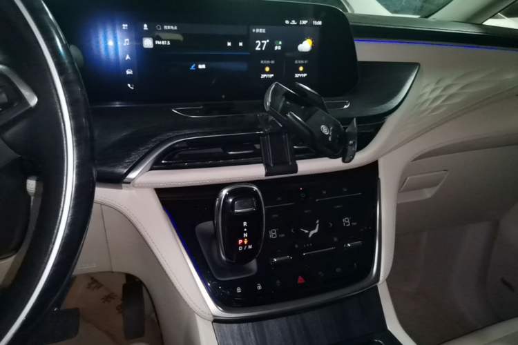 Used Buick GL8 2021 Avenir Aivia Six-Seat Luxury Edition Audio And AC Panel