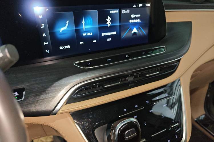 Used Buick GL8 2021 ES Land Cruiser 653T Luxury Edition Audio And AC Panel