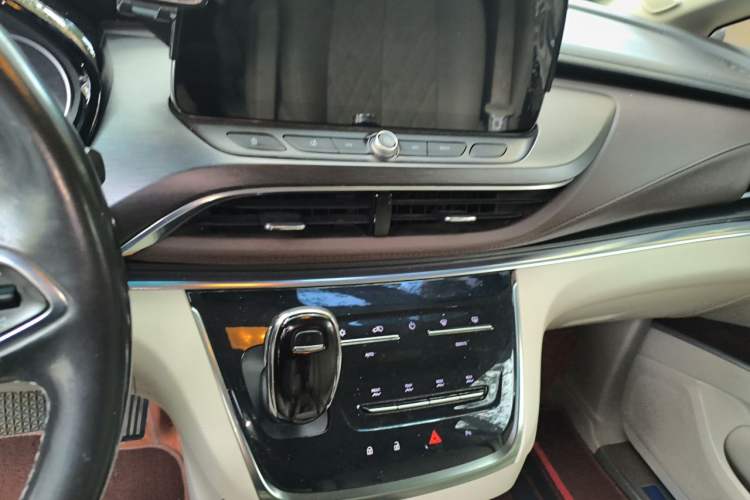 Used Buick GL8 2021 Land Cruiser Executive Class 652T Comfort Model Audio And AC Panel