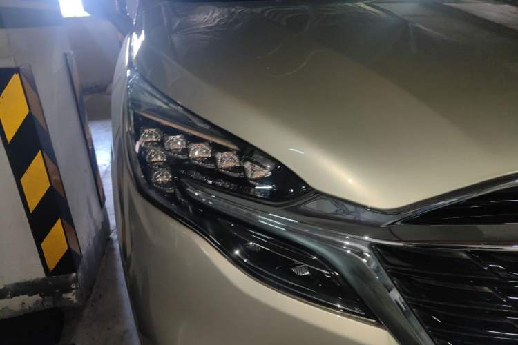 Used Buick GL8 2021 ES Land Cruiser 653T Flagship Model Right Front Headlight