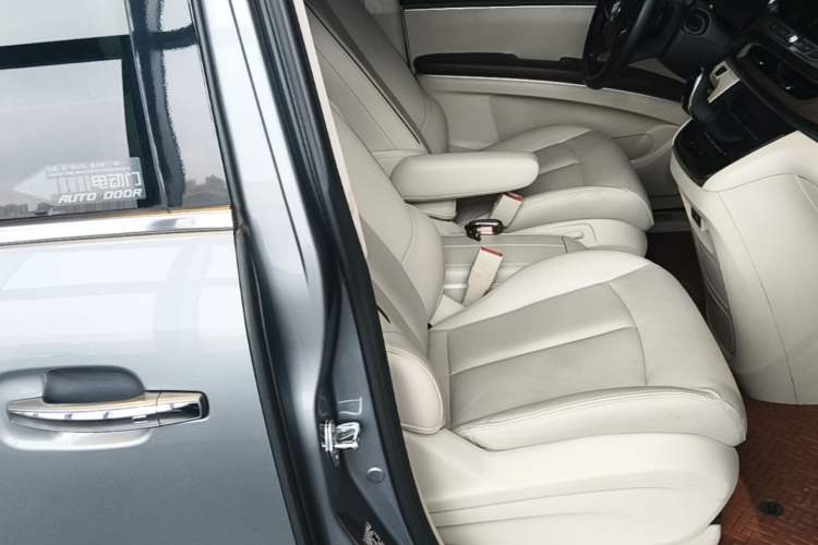 Used Buick GL8 2021 Land Cruiser Executive 652T Premium Model Right Front Seat