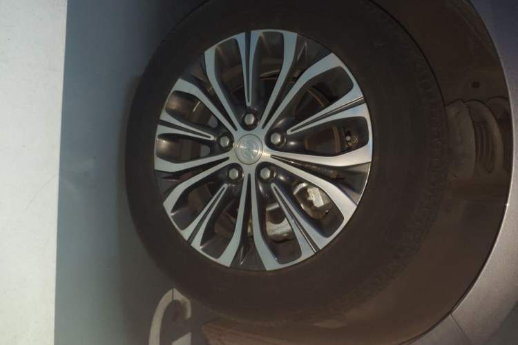 Used Buick GL8 2021 Land Cruiser Executive 652T Premium Model Right Front Wheel Hub