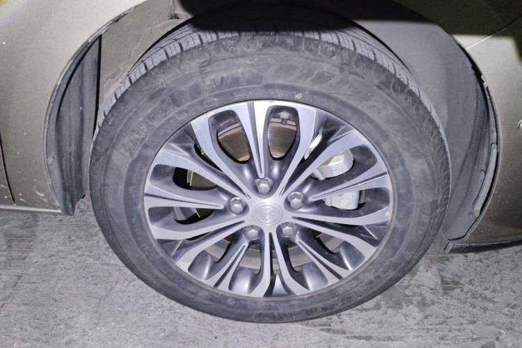 Used Buick GL8 2021 Land Cruiser Executive 652T Premium Model Right Front Wheel Hub