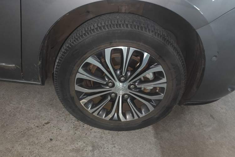 Used Buick GL8 2021 Land Cruiser Executive 652T Premium Model Right Front Wheel Hub