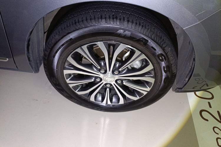 Used Buick GL8 2021 Land Cruiser Executive Class 652T Luxury Model Right Front Wheel Hub