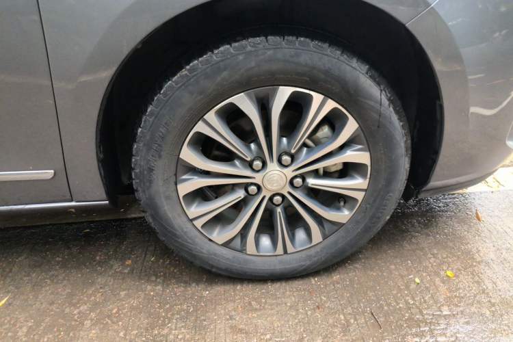 Used Buick GL8 2021 Land Cruiser Executive Class 652T Luxury Model Right Front Wheel Hub