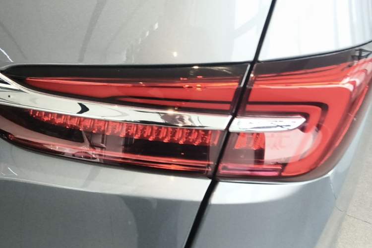 Used Buick GL8 2021 Land Cruiser Executive 652T Premium Model Right Rear Taillight