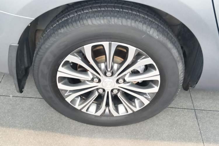 Used Buick GL8 2021 Land Cruiser Executive 652T Premium Model Right Rear Wheel Hub