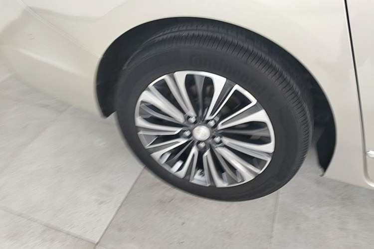 Used Buick GL8 2021 ES Land Cruiser 653T Flagship Model Right Rear Wheel Hub
