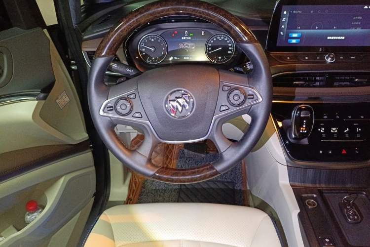 Used Buick GL8 2021 Land Cruiser Executive Class 652T Luxury Model Steering Wheel
