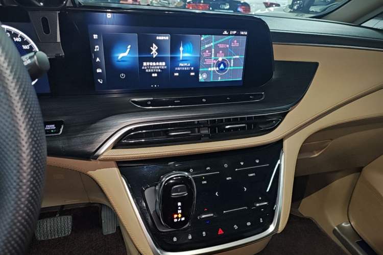 Used Buick GL8 2021 ES Land Cruiser 653T Luxury Edition Audio And AC Panel