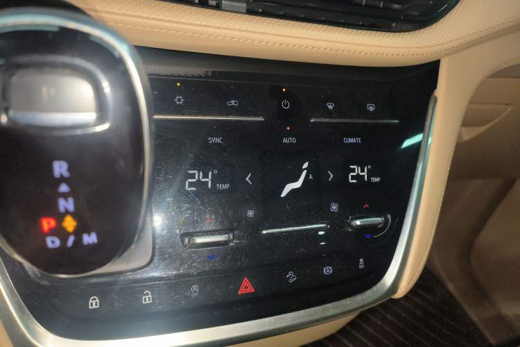 Used Buick GL8 2021 ES Landtrek 653T Luxury Model Audio And AC Panel