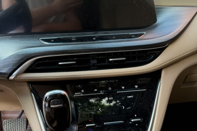 Used Buick GL8 2021 ES Land Cruiser 653T Luxury Edition Audio And AC Panel