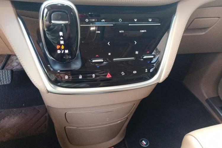 Used Buick GL8 2021 ES Landtrek 653T Luxury Model Audio And AC Panel