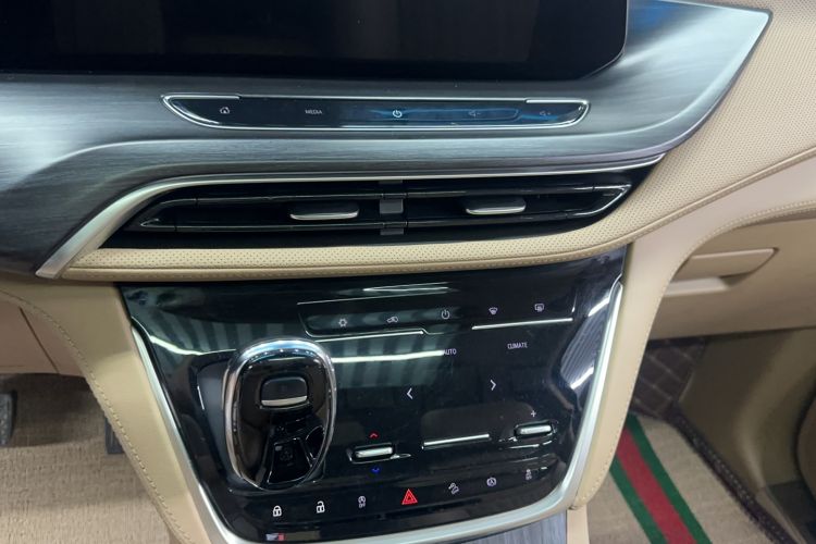 Used Buick GL8 2021 ES Landtrek 653T Comfort Edition Audio And AC Panel