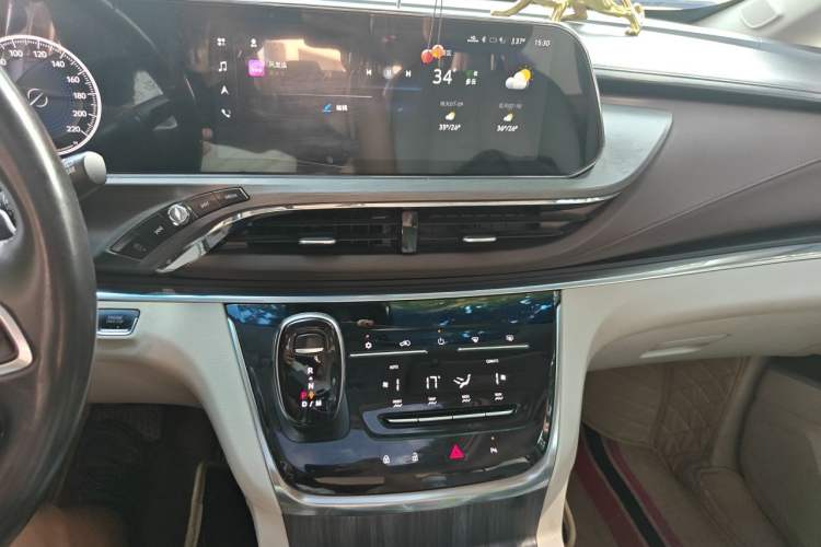 Used Buick GL8 2021 Land Cruiser Executive Class 652T Luxury Model Audio And AC Panel