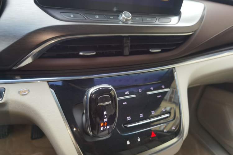 Used Buick GL8 2021 Land Cruiser Executive Class 652T Luxury Model Audio And AC Panel