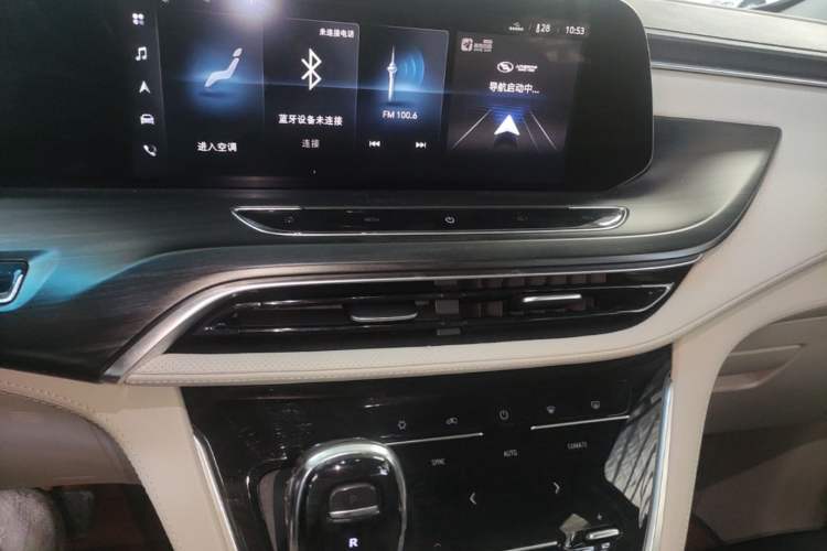 Used Buick GL8 2021 ES Landtrek 653T Comfort Edition Audio And AC Panel