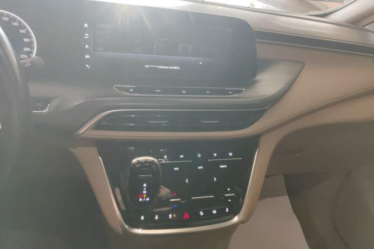 Used Buick GL8 2021 ES Land Cruiser 653T Luxury Edition Audio And AC Panel
