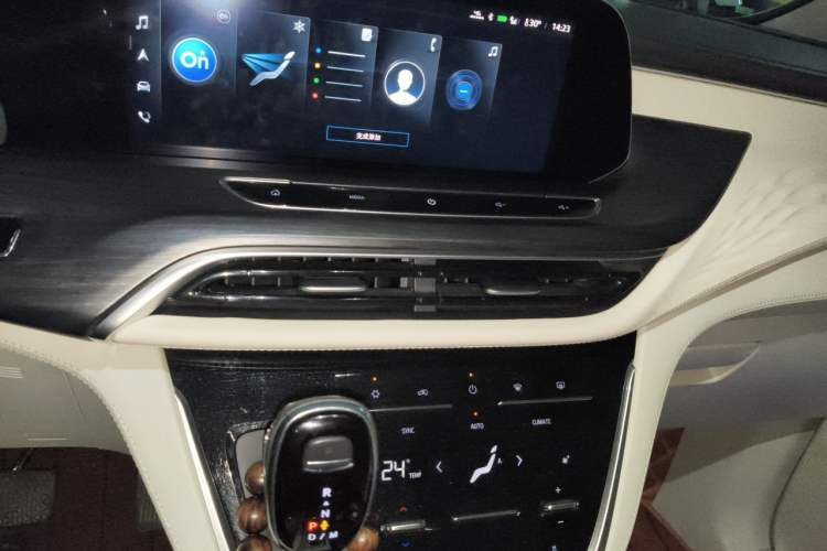 Used Buick GL8 2021 ES Landtrek 653T Comfort Edition Audio And AC Panel