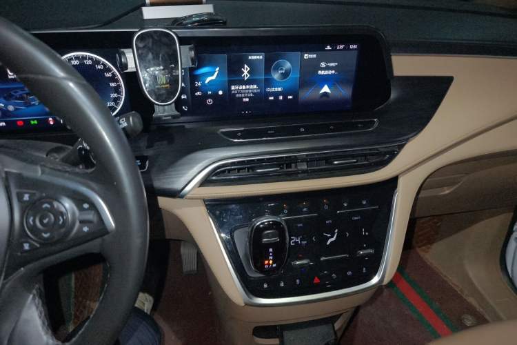 Used Buick GL8 2021 ES Land Cruiser 653T Luxury Edition Audio And AC Panel