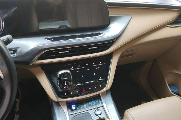 Used Buick GL8 2021 ES Land Cruiser 653T Luxury Edition Audio And AC Panel