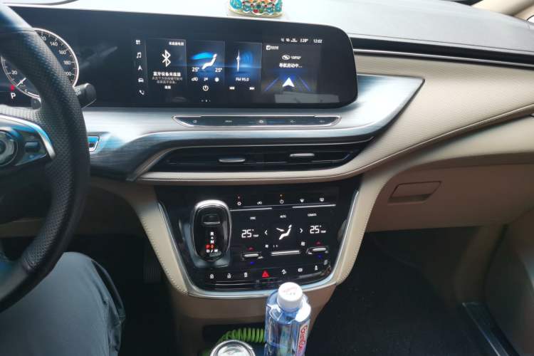 Used Buick GL8 2021 ES Landtrek 653T Smart Luxury Model Audio And AC Panel