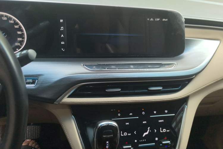 Used Buick GL8 2021 ES Land Cruiser 653T Flagship Model Audio And AC Panel
