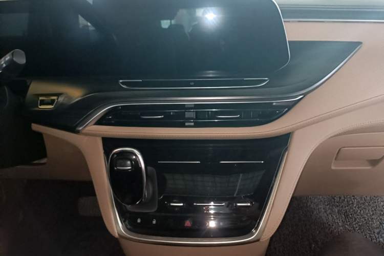 Used Buick GL8 2021 ES Land Cruiser 653T Luxury Edition Audio And AC Panel