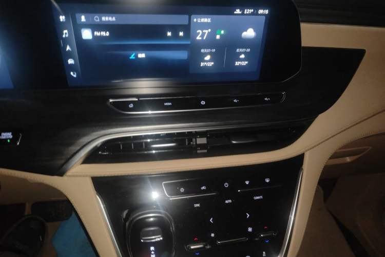 Used Buick GL8 2021 ES Landtrek 653T Luxury Model Audio And AC Panel