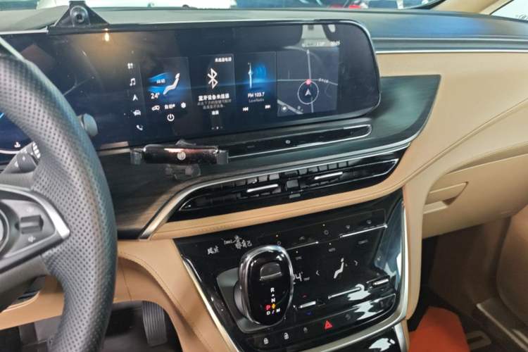 Used Buick GL8 2021 ES Land Cruiser 653T Luxury Edition Audio And AC Panel