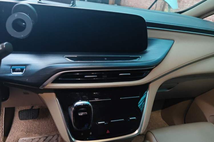 Used Buick GL8 2021 ES Land Cruiser 653T Luxury Edition Audio And AC Panel