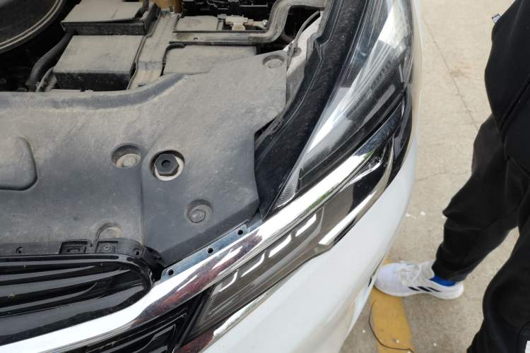 Used Buick GL8 2021 Land Cruiser Executive Class 652T Comfort Model Engine Bay Left