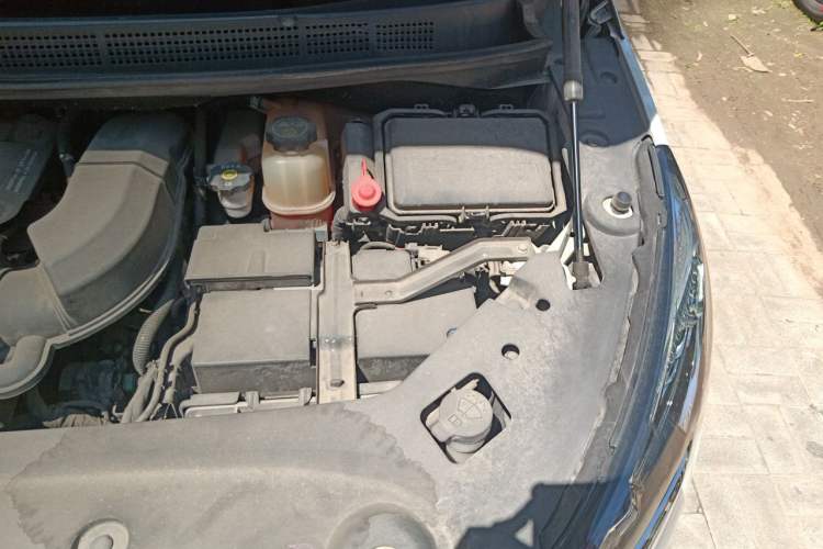 Used Buick GL8 2021 ES Landtrek 653T Luxury Model Engine Bay Left