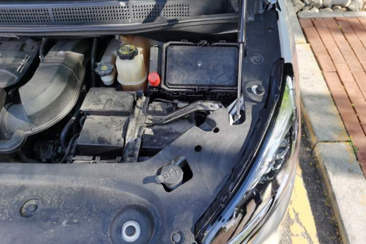 Used Buick GL8 2021 ES Landtrek 653T Luxury Model Engine Bay Left