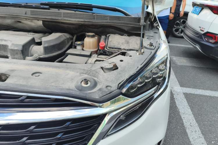 Used Buick GL8 2021 ES Landtrek 653T Luxury Model Engine Bay Left