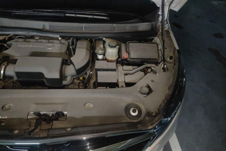 Used Buick GL8 2021 ES Landtrek 653T Luxury Model Engine Bay Left