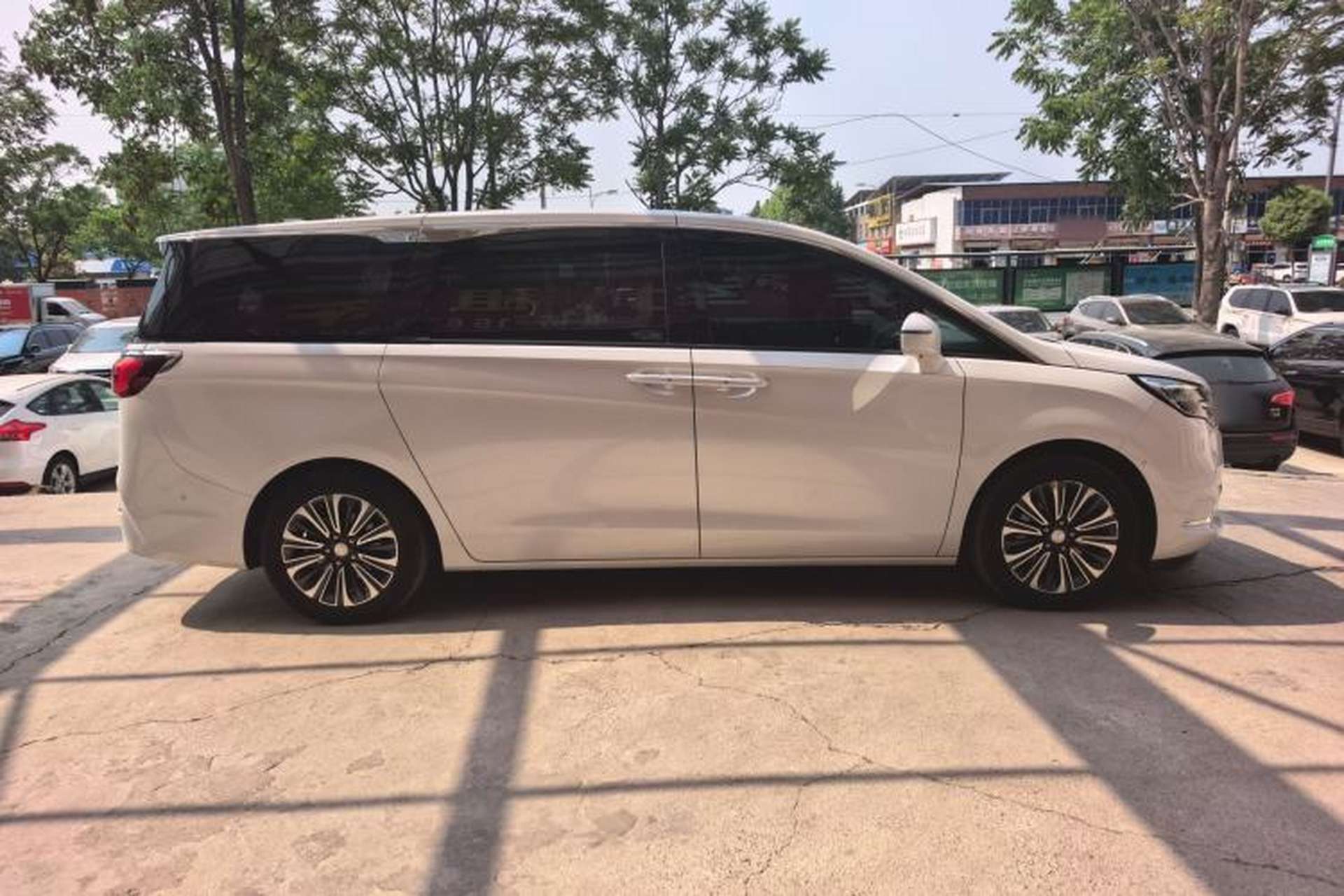Used Buick GL8 2021 ES Landtrek 653T Luxury Model Exterior 2