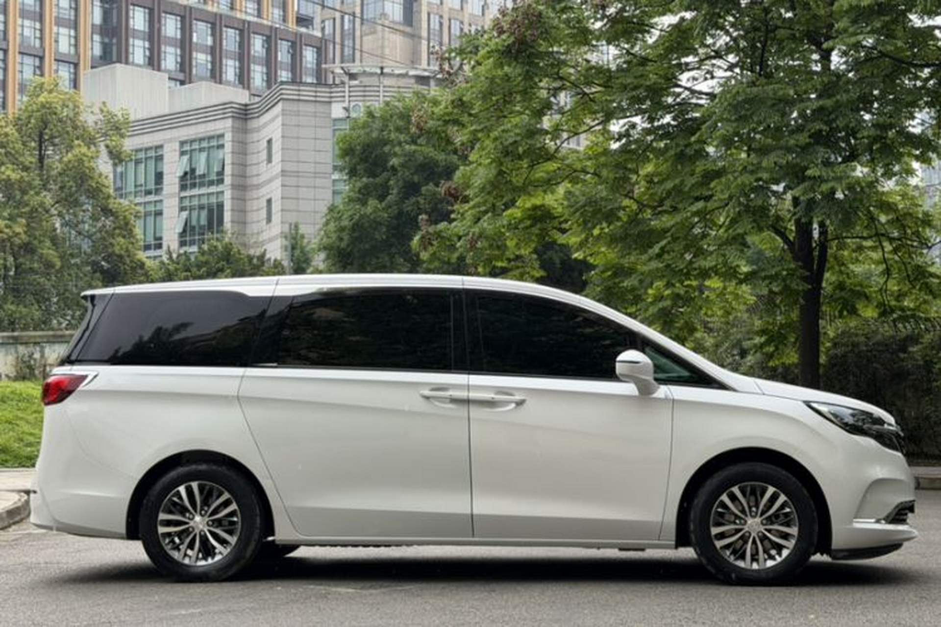 Used Buick GL8 2021 ES Landtrek 653T Comfort Edition Exterior 7