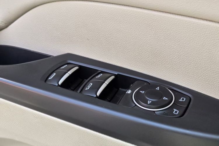 Used Buick GL8 2021 ES Landtrek 653T Comfort Edition Interior 10