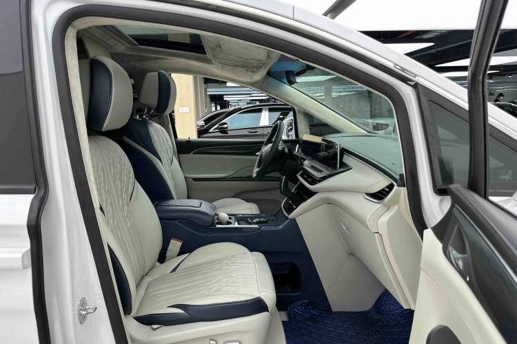 Used Buick GL8 2021 ES Landtrek 653T Comfort Edition Interior 4