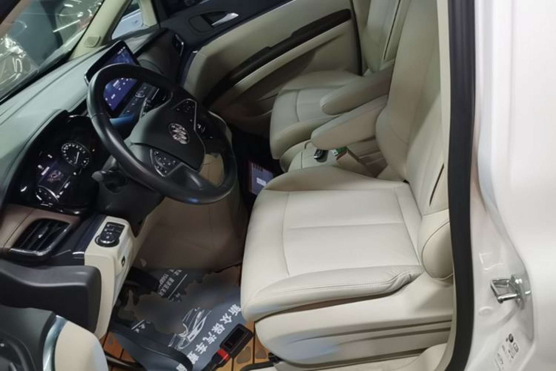 Used Buick GL8 2021 Land Cruiser Executive Class 652T Smart Luxury Model Left Front Seat