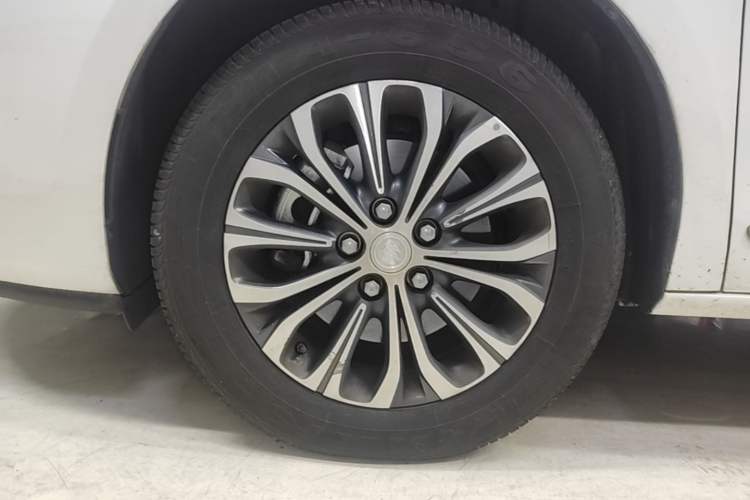 Used Buick GL8 2021 Land Cruiser Executive Class 652T Luxury Model Left Front Wheel Hub