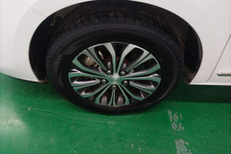 Used Buick GL8 2021 Land Cruiser Executive Class 652T Luxury Model Left Front Wheel Hub
