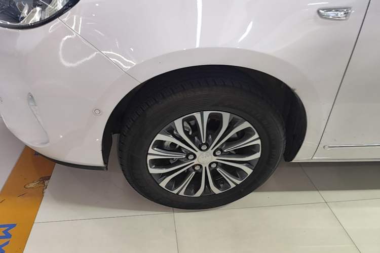 Used Buick GL8 2021 Land Cruiser Executive Class 652T Smart Luxury Model Left Front Wheel Hub