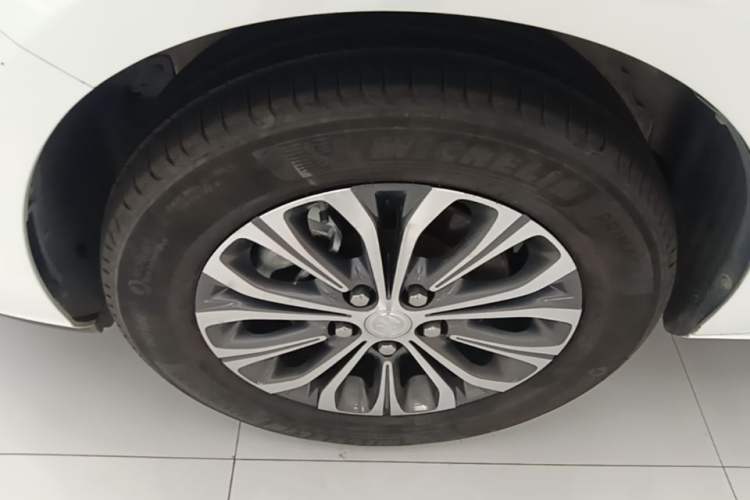 Used Buick GL8 2021 Land Cruiser Executive Class 652T Smart Luxury Model Left Front Wheel Hub